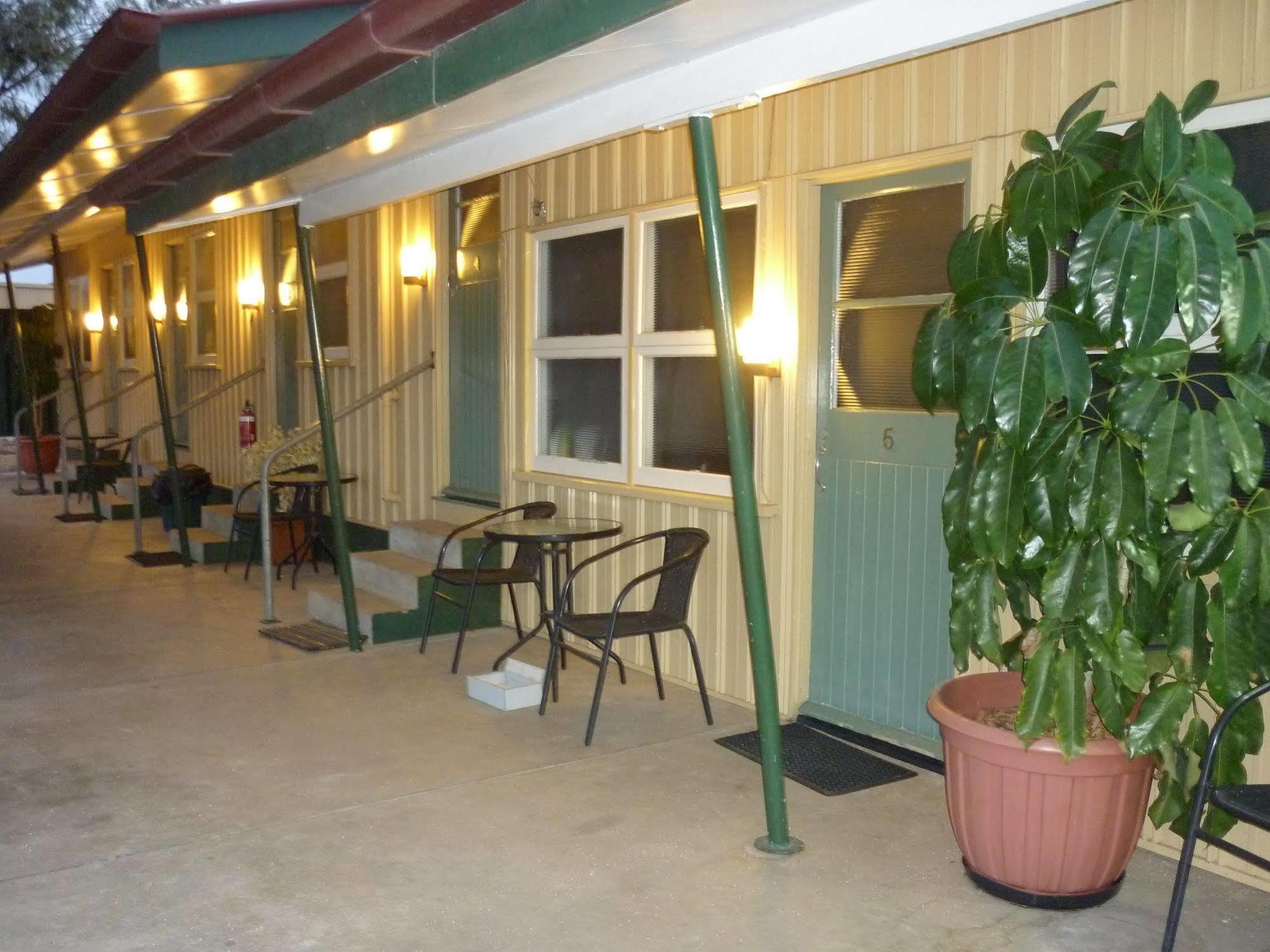 Roma Aussie Tourist Park Motel Bagian luar foto